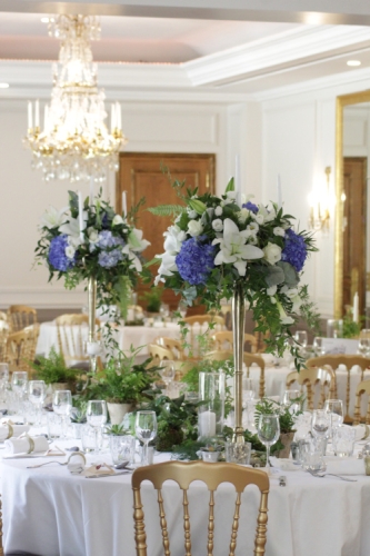 Centres de table hauts en fleurs blanches et bleues