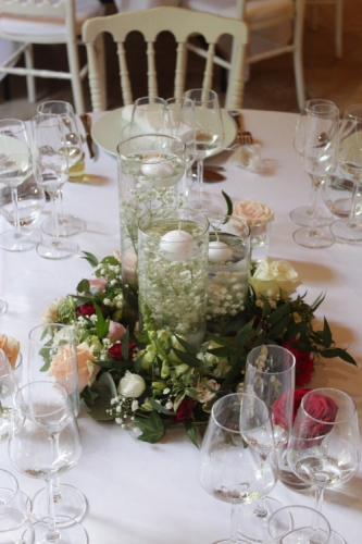 Trio de vases fleuris et couronne de fleurs colorées