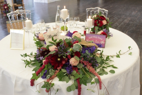 Composition florale et bougies sur la table d'honneur