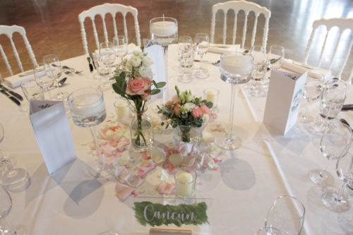 Centre de table décoré de fleurs, bougies et pétales