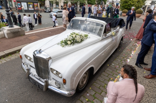 Voiture de collection blanche fleurie