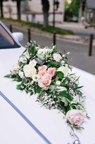 Composition florale rose et blanche pour le capot de la voiture