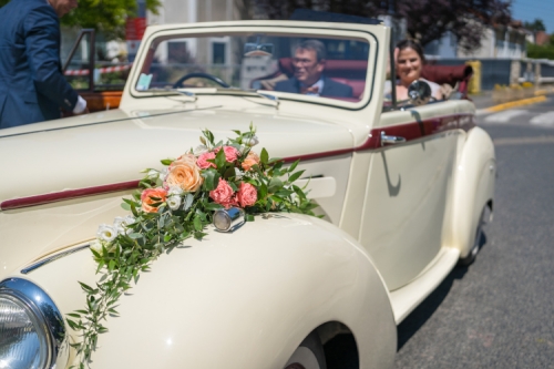 Décor de voiture en fleurs pêches et corails