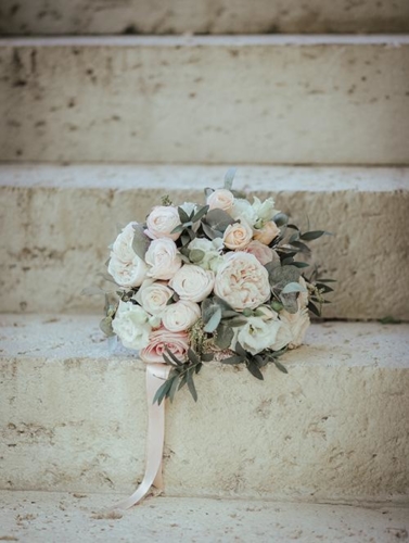 Bouquet de mariée rond en roses de jardin de différentes tailles et tons de couleurs pastels