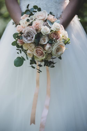 Bouquet de roses aux teintes pastels vieux rose nude blush antique
