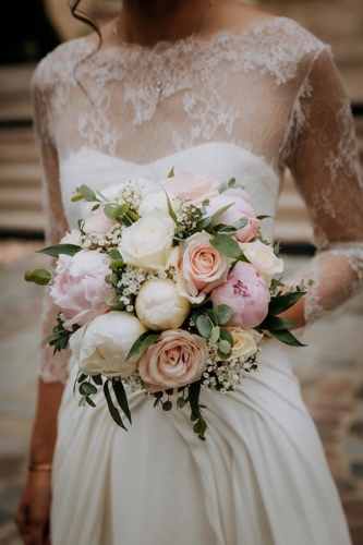 Bouquet de mariée rond en roses et pivoines roses pâles.