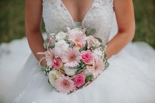 Bouquet de mariée romantique rose et blanc en roses, marguerites et gypsophile.