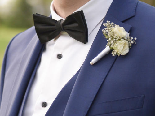 Boutonnière en petites roses blanches et gypsophile aromatique fleuriste mariage 
