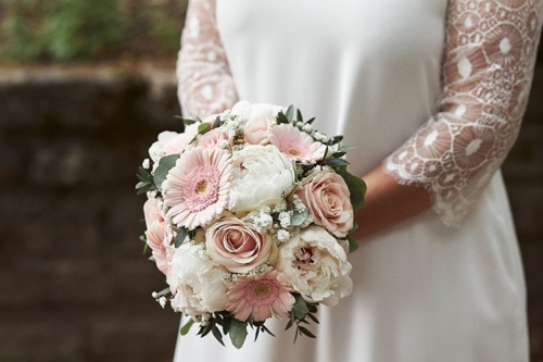 Bouquet de mariée blanc et rose poudré en pivoines, roses et marguerites.