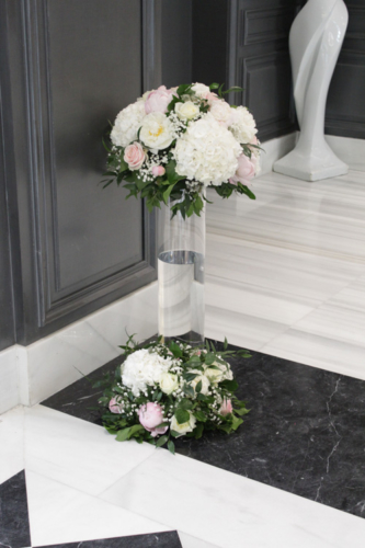 composition d'accueil avec jeu de transparence dans grand vase en verre aromatique fleuriste mariage