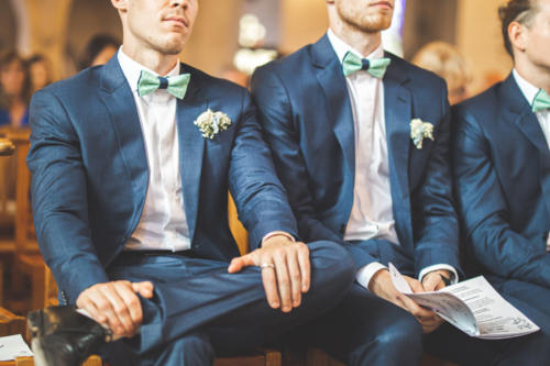 Boutonnière en gypsophile pour les garçons d'honneur aromatique fleuriste mariage