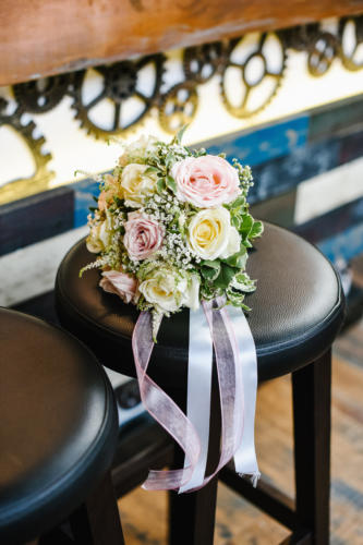 Bouquet de mariée rond en roses blanches et roses pâles aromatique fleuriste mariage