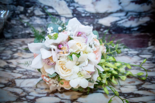 Bouquet de mariée rond en orchidées et roses  aromatique fleuriste mariage