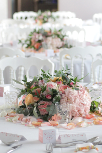 Centre de table large en fleurs roses et pêches