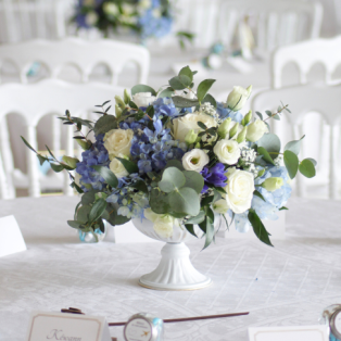 Centre de table bleu et blanc en hortensias