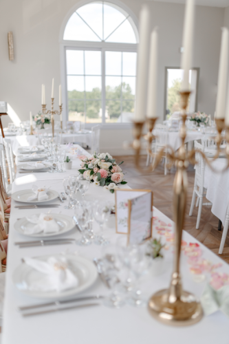 Décor de la table d'honneur avec chandeliers