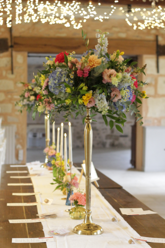 Décor de table d'honneur en fleurs multicolores