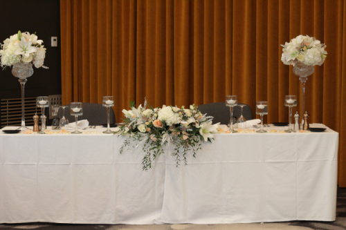 Décor blanc et rosegold pour la table des mariés